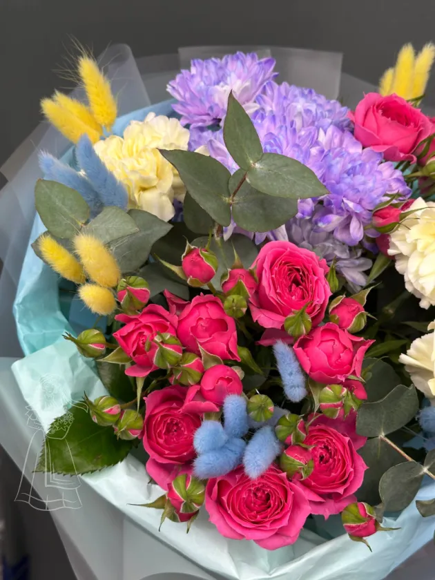 Яркий букет из кустовых роз и хризантем