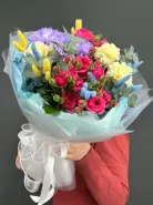 Яркий букет из кустовых роз и хризантем