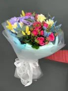 Яркий букет из кустовых роз и хризантем