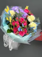 Яркий букет из кустовых роз и хризантем