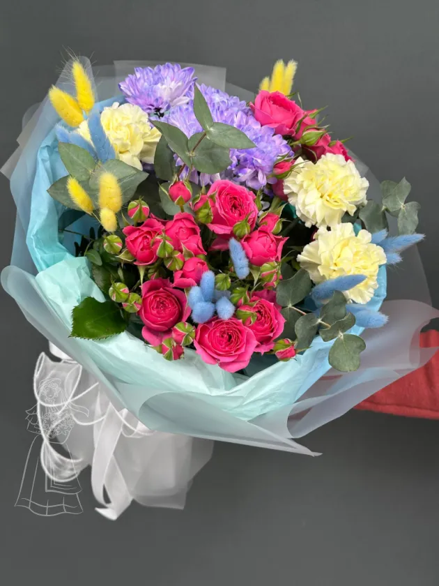 Яркий букет из кустовых роз и хризантем