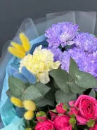 Яркий букет из кустовых роз и хризантем