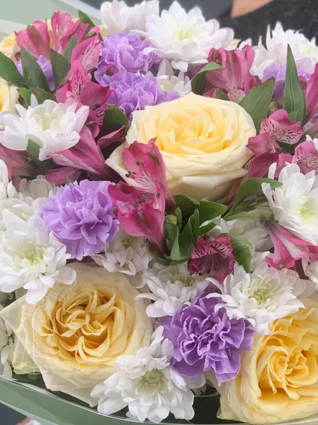  Букет Нежное очарование с розами и диантусами