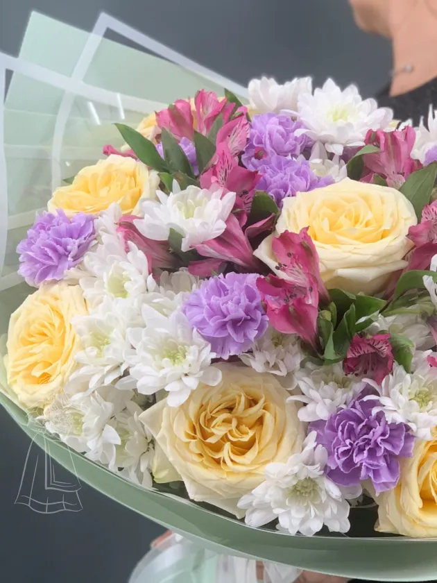  Букет Нежное очарование с розами и диантусами