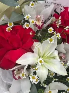 Авторский букет с ароматной лилией и французскими розами