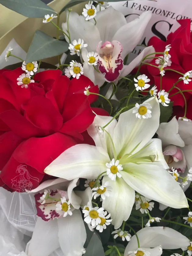 Авторский букет с ароматной лилией и французскими розами