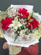 Авторский букет с ароматной лилией и французскими розами