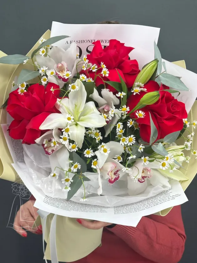 Авторский букет с ароматной лилией и французскими розами