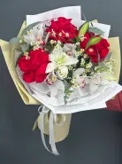 Авторский букет с ароматной лилией и французскими розами