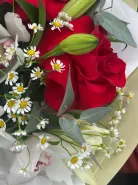 Авторский букет с ароматной лилией и французскими розами