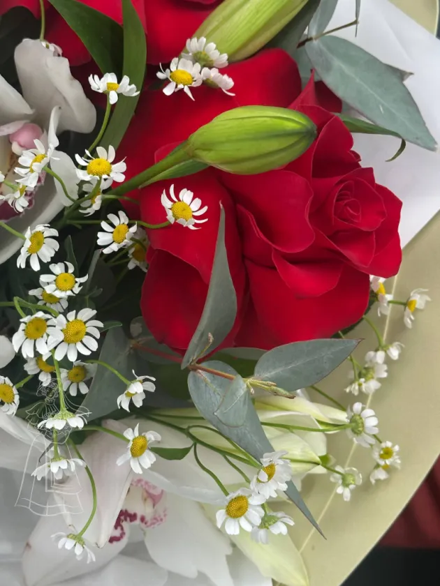 Авторский букет с ароматной лилией и французскими розами