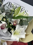 Стойкий ароматный букет с лилией и орхидеями