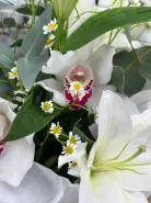 Стойкий ароматный букет с лилией и орхидеями