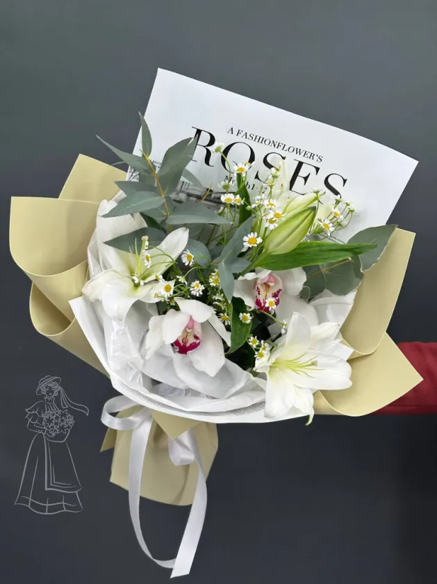 Стойкий ароматный букет с лилией и орхидеями