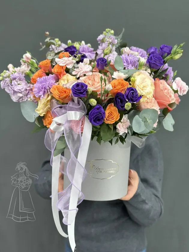 Композиция в шляпной коробке с маттиолой, кустовой розой  и диантусами.