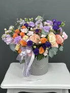 Композиция в шляпной коробке с маттиолой, кустовой розой  и диантусами.