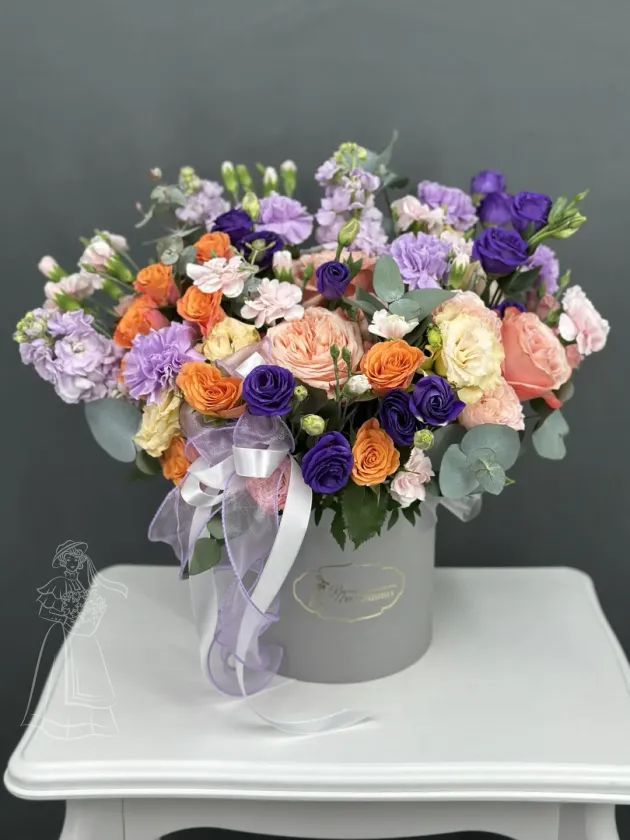 Композиция в шляпной коробке с маттиолой, кустовой розой  и диантусами.