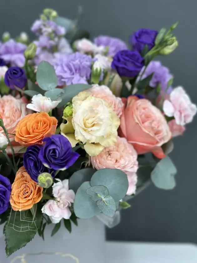 Композиция в шляпной коробке с маттиолой, кустовой розой  и диантусами.