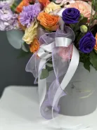 Композиция в шляпной коробке с маттиолой, кустовой розой  и диантусами.