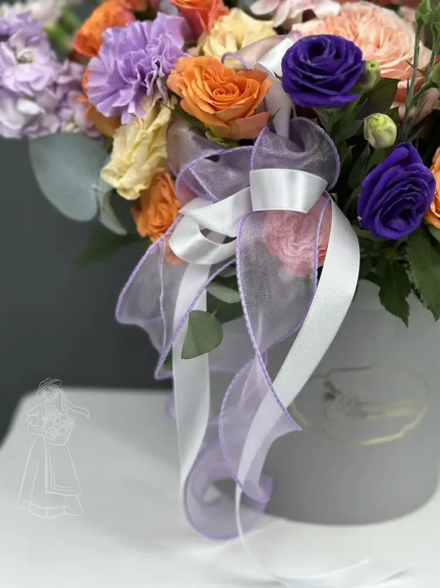 Композиция в шляпной коробке с маттиолой, кустовой розой  и диантусами.