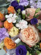 Композиция в шляпной коробке с маттиолой, кустовой розой  и диантусами.