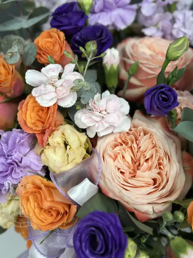 Композиция в шляпной коробке с маттиолой, кустовой розой  и диантусами.