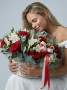 Красивая корзина из  красных роз и белых альстромерий