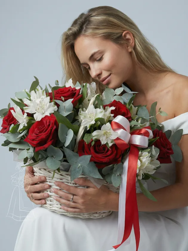 Красивая корзина из  красных роз и белых альстромерий
