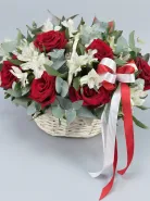 Красивая корзина из  красных роз и белых альстромерий