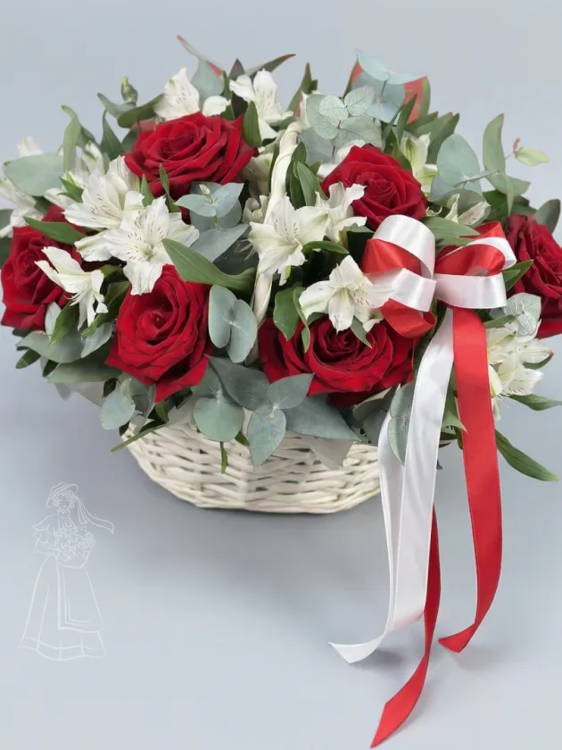 Красивая корзина из  красных роз и белых альстромерий