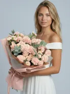 Авторский букет в пудровых тонах из нежно-розовых диантусов и кустовых роз