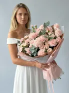 Авторский букет в пудровых тонах из нежно-розовых диантусов и кустовых роз