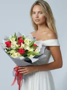 Классический букет из красных роз и белых альстромерий