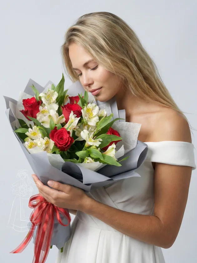 Классический букет из красных роз и белых альстромерий