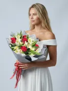 Классический букет из красных роз и белых альстромерий