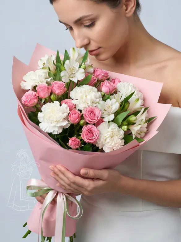 Букет Розовый рассвет из кустовых роз и диантусов