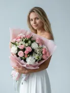 Букет Нежный Рассвет с кустовыми розами и белыми диантусами