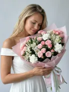 Букет Нежный Рассвет с кустовыми розами и белыми диантусами