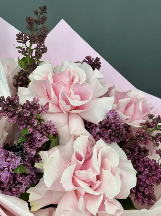 Букет Весенняя нежность из сирени и французских роз