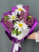 Весенний букет с ромашками и сиренью