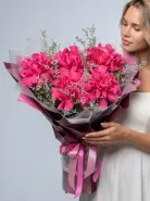 Шикарные ярко- розовые французские розы с лимониумом