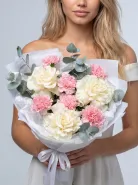 Нежный букет белые французские розы, розовые диантусы (гвоздики) и эвкалипт