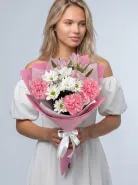 Розовое облако из хризантем, диантусов и альстромерии