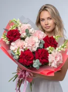 Алая Нежность большой букет из красных и розовых французских роз с эвкалиптом