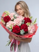 Алая Нежность большой букет из красных и розовых французских роз с эвкалиптом