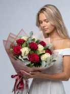 Букет из 11 красных и белых кенийских роз с эвкалиптом