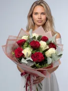 Букет из 11 красных и белых кенийских роз с эвкалиптом