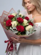 Букет из 11 красных и белых кенийских роз с эвкалиптом