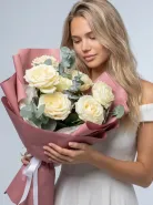 «Нежное сияние» 7 пионовидных ароматных роз Эквадор с эвкалиптом