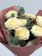 «Нежное сияние» 7 пионовидных ароматных роз Эквадор с эвкалиптом